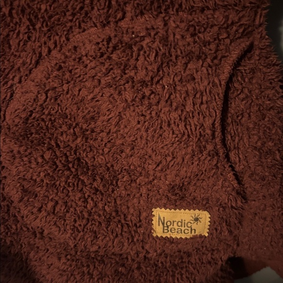 Nordic Beach Burgundy Fuzzy Hooded Jacket with tight wrists - Picture 3 of 4